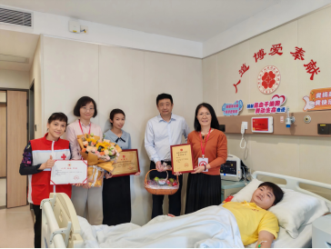 图：中国人寿和珠海红十字会相关人员看望廖晓乐