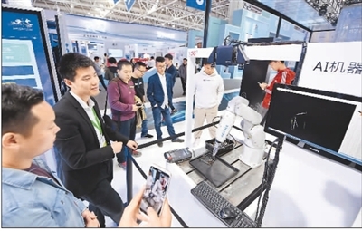 5月8日,参观者在数字中国建设成果展览会上参观AI机器视觉演示。记者 林善传 摄