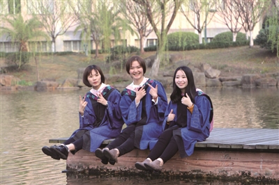 浙江财经大学三位女生(左至右:王婉茹、杨玉舒、杨文婷) 学校供图