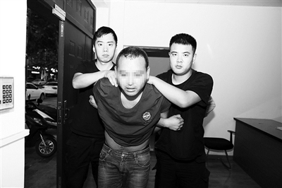 海宁案嫌疑人落网(左、右图)