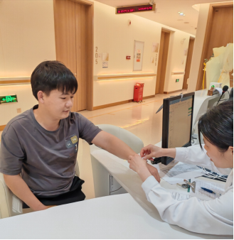 图：廖晓乐在做干细胞捐献前的体检