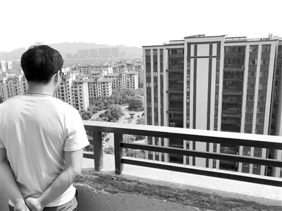 康康站在自家18楼阳台往下看