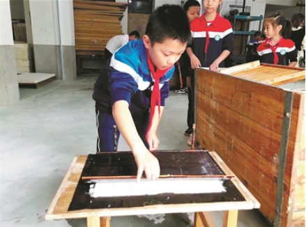 学生体验古法造纸。