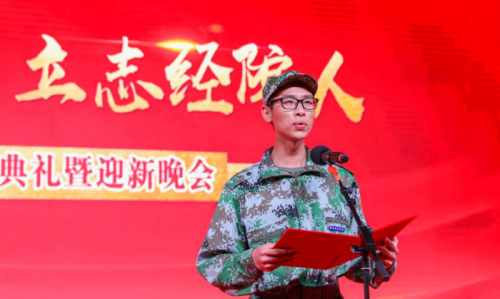 图为学生代表邵文杰同学发言