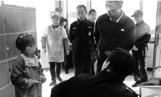 民警向当事人了解情况。