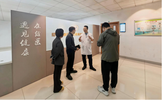 图为应向荣主任向参观嘉宾介绍泌尿外科门诊的布局、设计理念