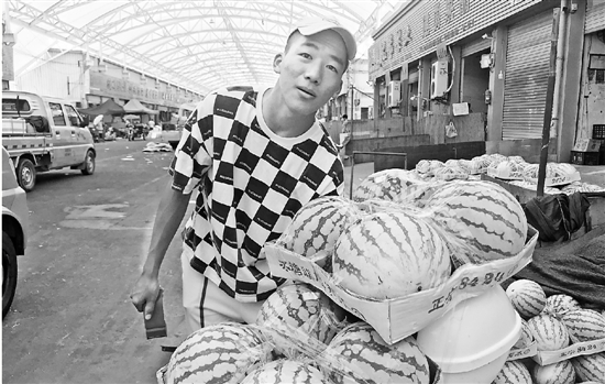 李恩慧在卖西瓜。
