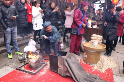 (江南大庙会年味美食 之 土法爆米花)