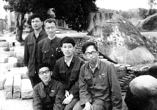 1979年，杭州大学4位首批宋史研究生合影，倪老先生是照片后排中间那位。浙江新闻客户端 图