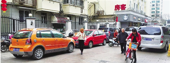 龙游路新白鹿饭店区域,道路两侧甚至道路中央都停了车。