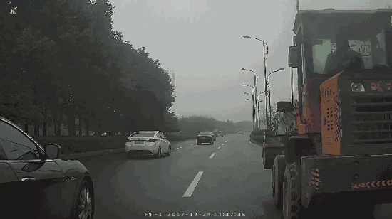 由于对方突然刹车,莫先生的车和对方撞上了