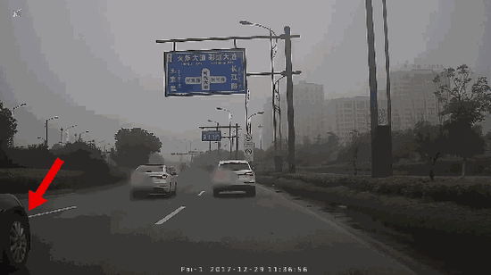 旁边的车企图加塞