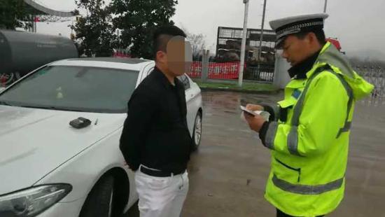 难道他是无证驾驶?