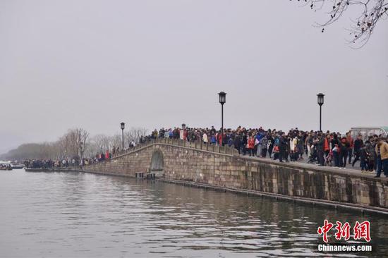 杭州西湖景区春节期间游客爆满 断桥变成人桥