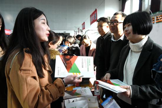 提前招生咨询会现场火爆 招办专家坐镇为考生