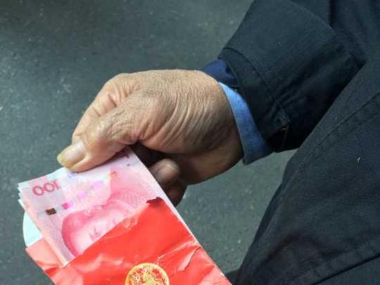 杭州八旬老人送环卫工温暖红包 已连续十年