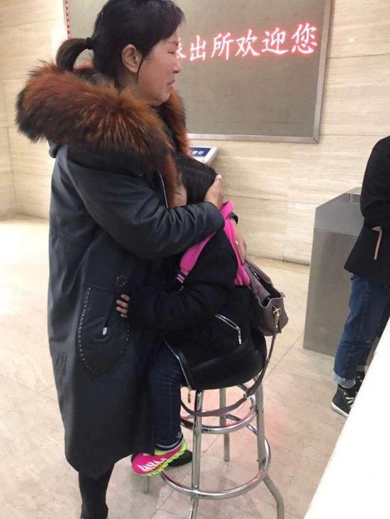 原来女孩真是趁培训老师不注意,一个人偷偷开门溜了出去,走着走着便迷路了。
