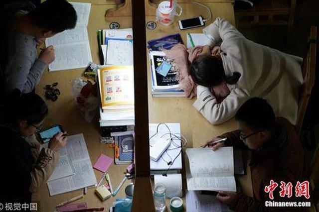 12月7日,郑州大学新校区,考研进入倒计时,记者探访高校“考研族”。图为夜晚的图书馆里,考研学生占了相当大比例。马健 摄 图片来源:视觉中国
