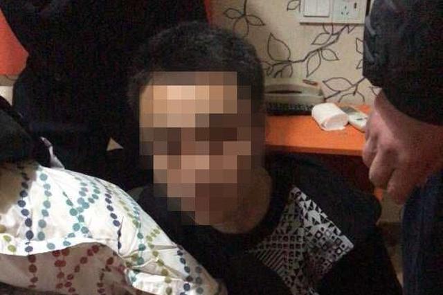 因没有固定工作,身上在钱花完了,他就去图书馆。