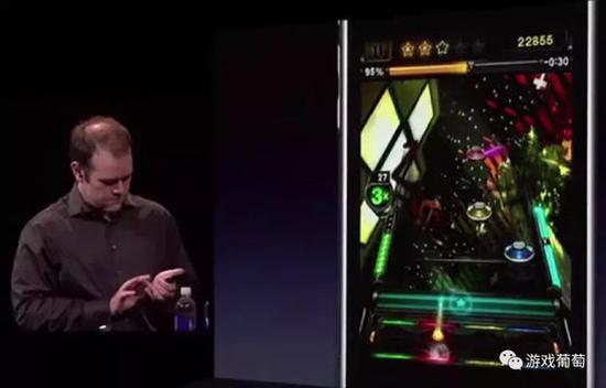 2010年，在iPhone 4发布会上亮相的《吉他英雄》iOS版