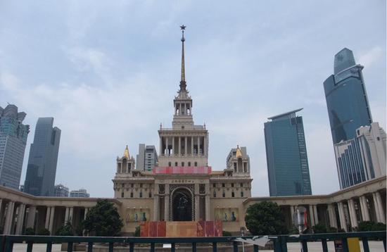 上海展览中心也是苏联式建筑（前身是中苏友好大厦）