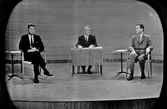 1960年9月,肯尼迪(左)与尼克松的首场电视直播辩论