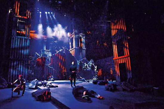 “Les Miserables” at Dallas Theater Center。 （Photo by Karen Almond）