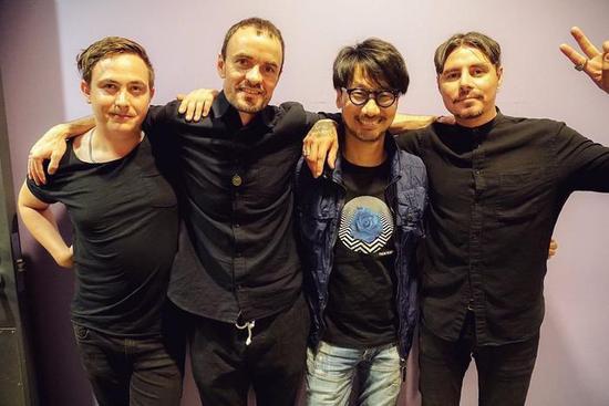 小岛秀夫与Low Roar乐队成员合影