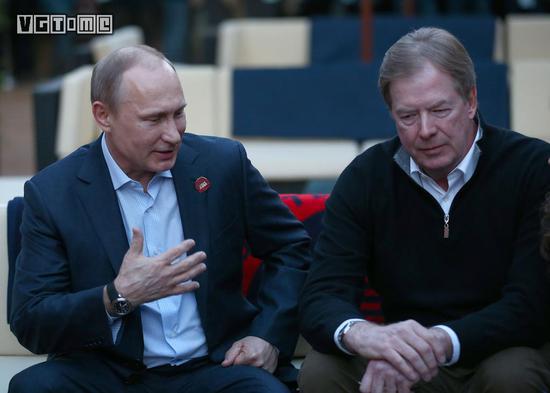 身兼美国奥委会主席的拉瑞·普罗布斯特，在奥运村中与普京座谈