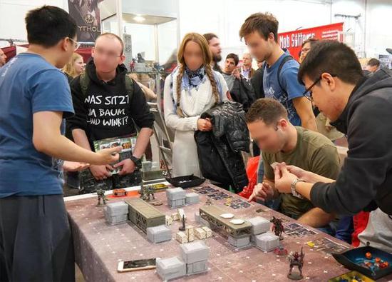 德国埃森SPIEL是最负盛名的桌游展之一，图为雀替工作室的展台