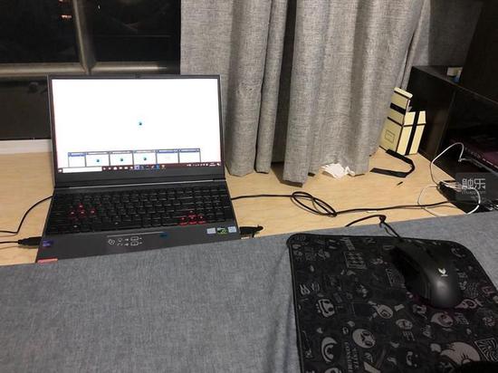 电脑就放在床边