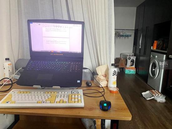 餐桌、电脑、零食和汽水，是许多人远程办公的常态