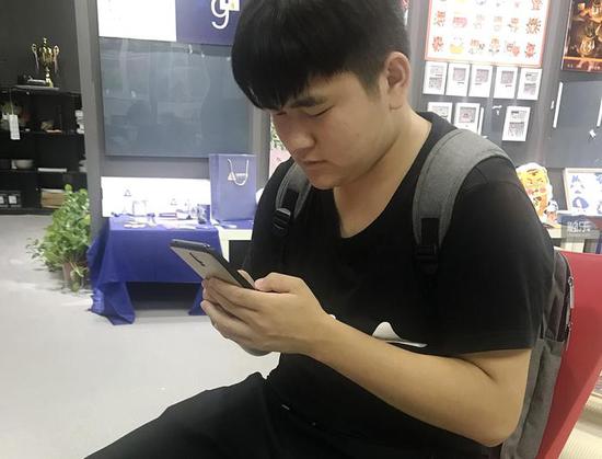 即使不用手语翻译，滕勇也能和我用手机聊天