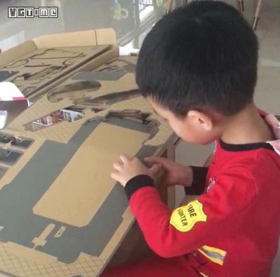 专心致志拼装的儿子