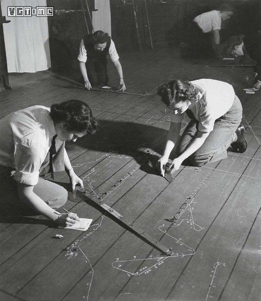 皇家海军女兵正在进行测算