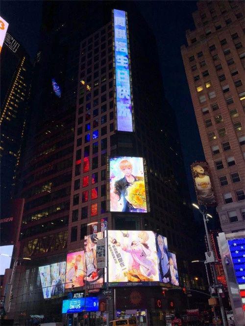 女玩家包下纽约时代广场大屏为《恋与制作人》中的“周棋洛”庆生