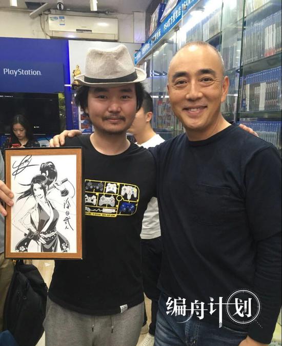 老五和添田武人在新恒辉店内合影 | 受访者供图