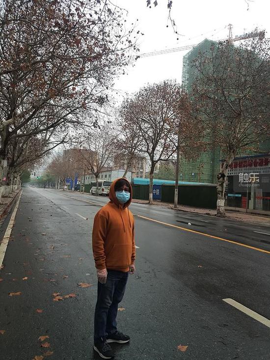 疫情期间，罗翔宇在武汉街头