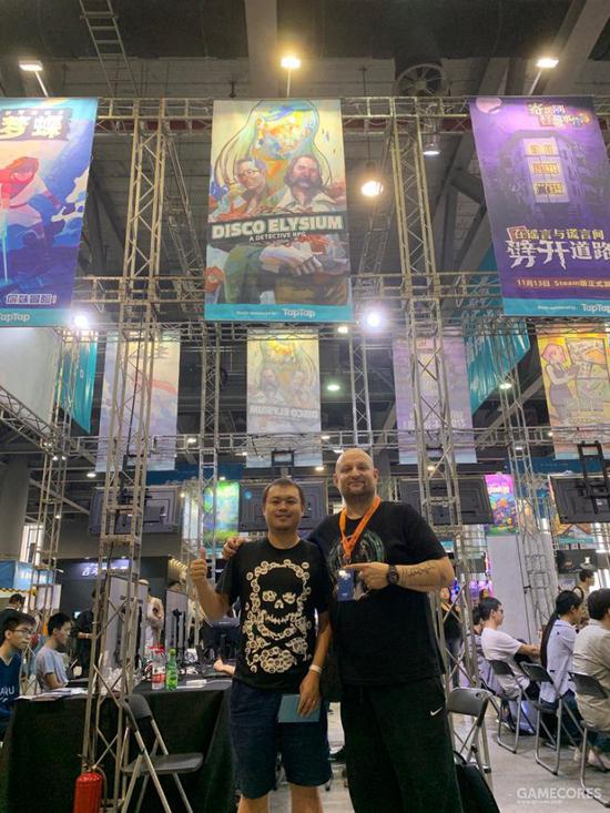 Kaur Kender在核聚变现场与R君的合影