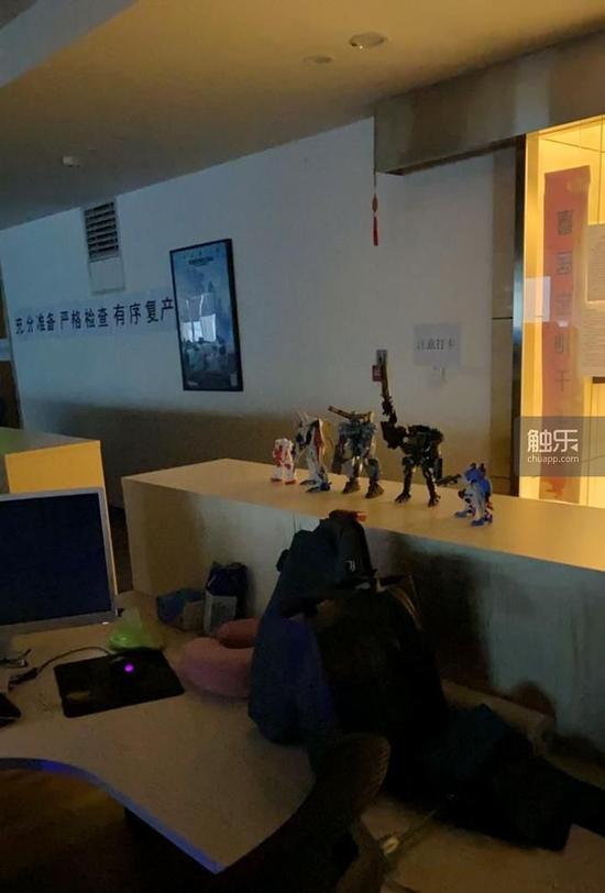 疫情期间，只有手办们守护着空无一人的办公室