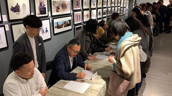 CyDesignation 团队成员於 d/art 画廊举办粉丝签名会（引用自 CyDesignation 官方推特）