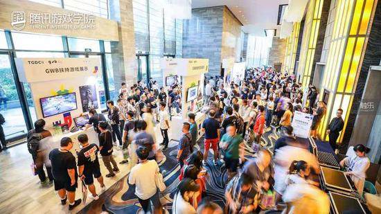 在开幕前，与会者们的目光被会议厅外游戏的展示区所吸引