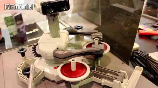 R.O.B。诞生于1985年，由于FC机能有限加之对应游戏稀少，在日本很快销声匿迹