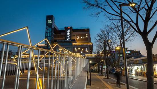 在首尔以清溪川路为中心的世运商业街