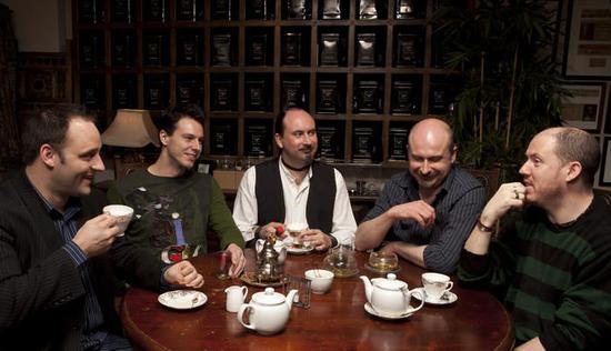 德内·卡特（中）在聚会上