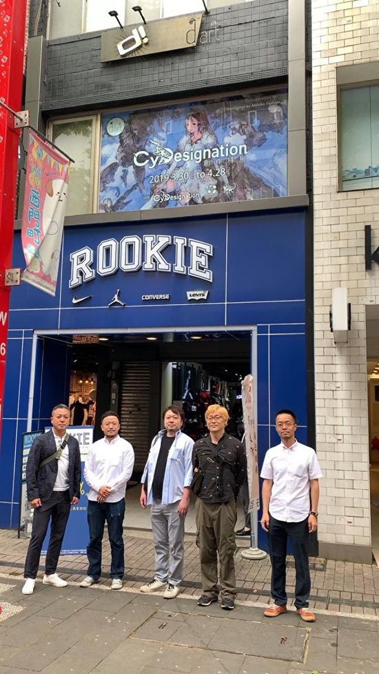 CyDesignation 团队成员於 d/art 画廊前合影（引用自 CyDesignation 官方推特）