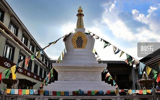 藏传佛教中的白塔和经幡