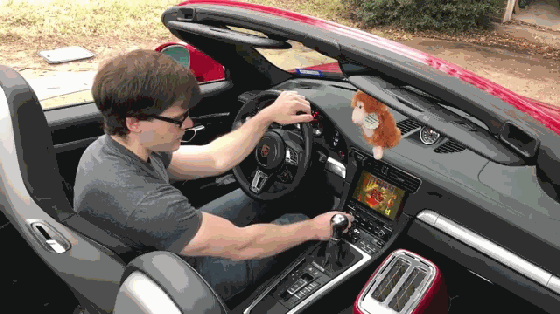 土豪改装了自己的保时捷跑车 用来玩射击游戏