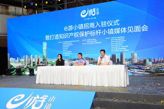 盛大游戏副总裁陈玉林（右一）接受媒体采访