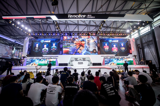 主舞台上演《火箭联盟》电竞战队RNG vs EDG表演赛